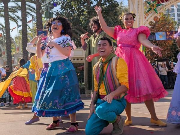 【海外ディズニー】人気の“ビバ・ナビダ！”も！ディズニー・カリフォルニア・アドベンチャー・パークのホリデー