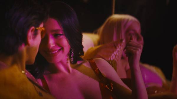 おとぎ話の始まり？『ANORA アノーラ』47億円大豪邸の年越しカウントダウンシーン到着