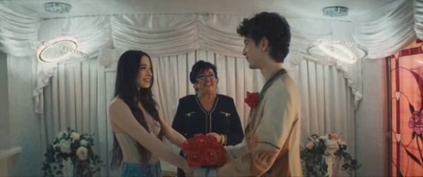 おとぎ話の始まり？『ANORA アノーラ』47億円大豪邸の年越しカウントダウンシーン到着