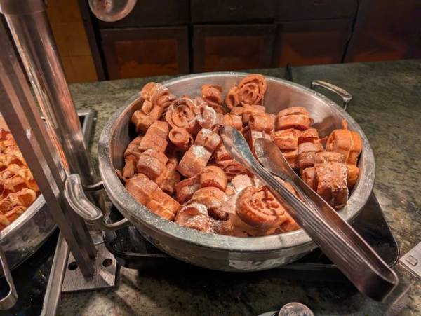 【海外ディズニー】ミッキーたちがパジャマ姿で登場！カリフォルニア ディズニーランド・リゾート、人気レストランを体験