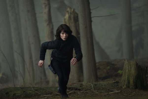 マイルズ・テラー×アニャ・テイラー＝ジョイのSFスリラー『深い谷の間に』予告編