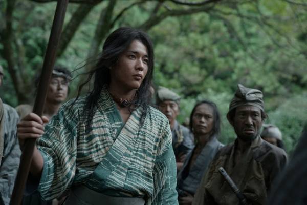 長尾謙杜が「どんどん変わっていく」役と共に成長『室町無頼』場面写真