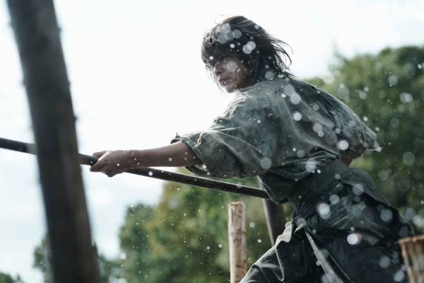 長尾謙杜が「どんどん変わっていく」役と共に成長『室町無頼』場面写真