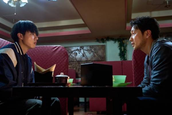 ソン・ソック“記者”が「世論操作」の真相に迫る『コメント部隊』予告編