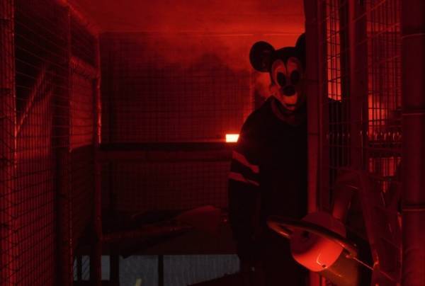 ミッキーの大きな耳が物陰から覗く…『マッド・マウス』場面写真