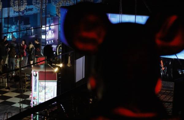 ミッキーの大きな耳が物陰から覗く…『マッド・マウス』場面写真