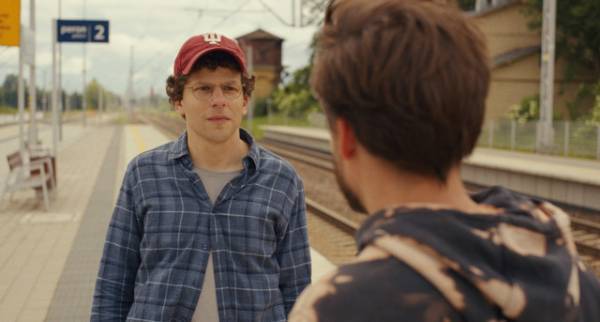 「2人の違いが面白い」ジェシー・アイゼンバーグ＆キーラン・カルキンらが語る『リアル・ペイン』特別映像