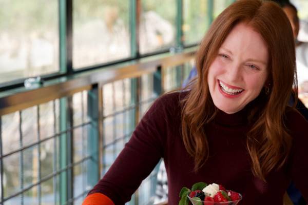 「隣にいてほしい」「完璧な共演者」ティルダ×ジュリアンのインタビュー映像『ザ・ルーム・ネクスト・ドア』