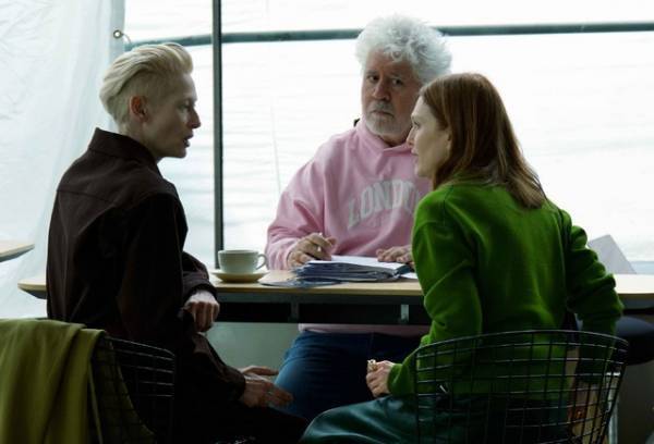 「隣にいてほしい」「完璧な共演者」ティルダ×ジュリアンのインタビュー映像『ザ・ルーム・ネクスト・ドア』