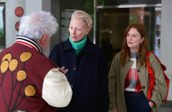 「隣にいてほしい」「完璧な共演者」ティルダ×ジュリアンのインタビュー映像『ザ・ルーム・ネクスト・ドア』