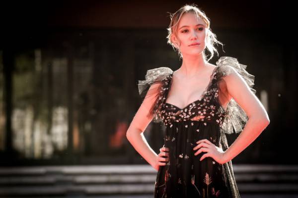 『ロングレッグス』新世代のホラーヒロイン、マイカ・モンローに注目