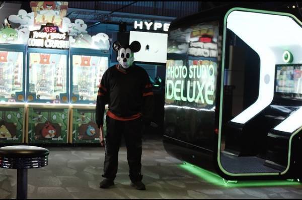 ミッキーの顔に血しぶきが…『マッド・マウス』本予告＆場面写真