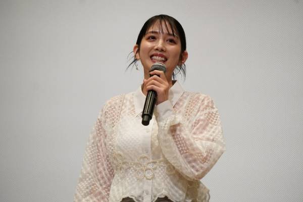 照屋年之監督＆松田るか、万雷の拍手に感激　沖縄で大ヒット中『かなさんどー』が東京でお披露目