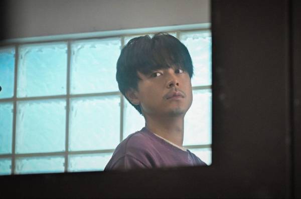 「カラビナのリュックの人は誰？」「声聞き覚えあるような」謎の男性に視聴者ざわつく…「クジャクのダンス、誰が見た？」第3話