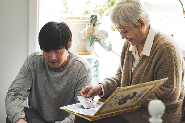 弔辞を代筆する主人公切り取る『来し方 行く末』新場面写真