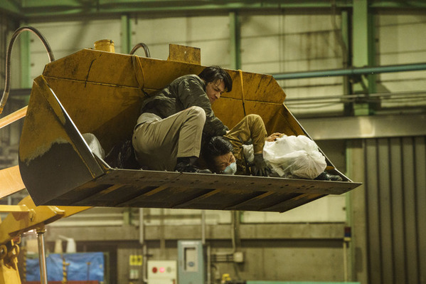 生田斗真、ショベルカーで大乱闘　Netflix映画『Demon City 鬼ゴロシ』本編クリップ