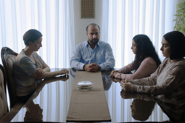 「これがイランの女性の姿」家族のために心を砕く母の姿が印象的『聖なるイチジクの種』本編映像