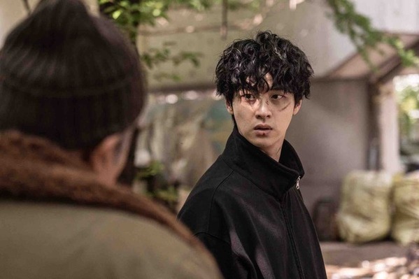 チャン・ドンユン、多彩な作品選びから短編監督まで！その魅力に迫る