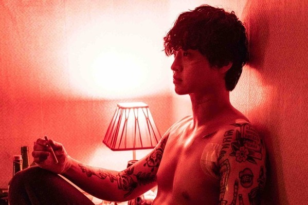 チャン・ドンユン、多彩な作品選びから短編監督まで！その魅力に迫る