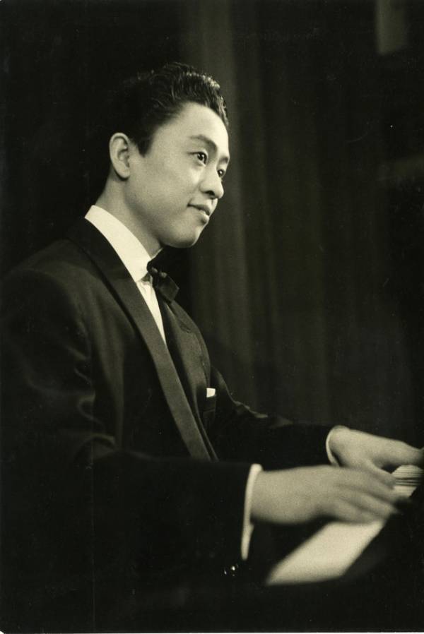 岡田准一、作曲家・中村八大演じる『SUKIYAKI 上を向いて歩こう』2026年公開