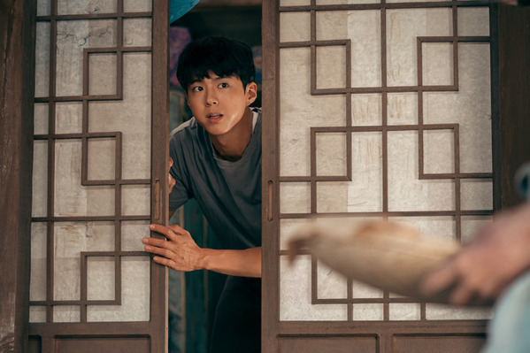 IU＆パク・ボゴム「おつかれさま」60年代済州島から現在のソウルへ、愛と人生を描く本予告