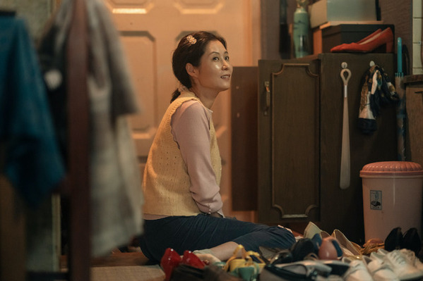 IU＆パク・ボゴム「おつかれさま」60年代済州島から現在のソウルへ、愛と人生を描く本予告