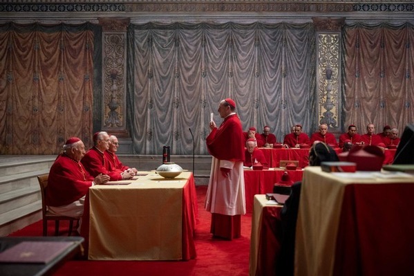 「コンクラーベ」が始まる…緊迫の空気漂う『教皇選挙』本編映像