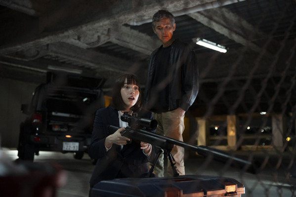 のん演じる“殺し屋”カナコの仕事ぶり＆菅井友香ら新キャストの場面写真も「幸せカナコの殺し屋生活」