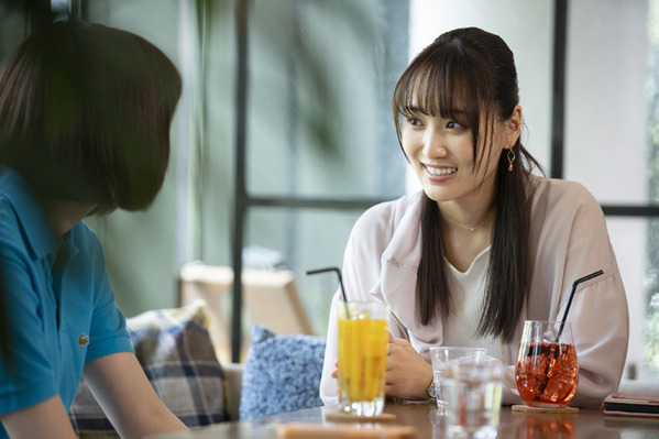 のん演じる“殺し屋”カナコの仕事ぶり＆菅井友香ら新キャストの場面写真も「幸せカナコの殺し屋生活」