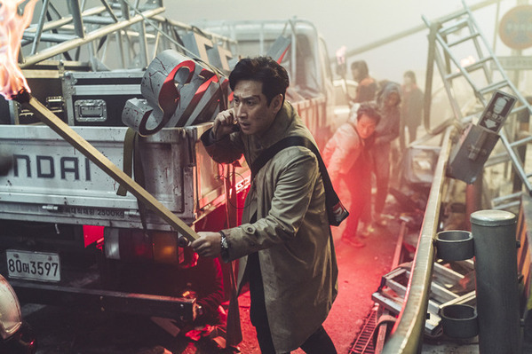 チュ・ジフンが火を吹く？イ・ソンギュンら舞台裏語る『プロジェクト・サイレンス』インタビュー映像