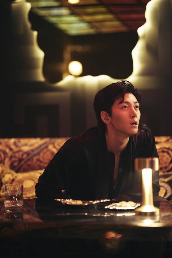 チ・チャンウク「セリフの70％は悪口」『リボルバー』“狂犬アンディ”の本編映像