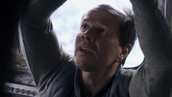 マーク・ウォールバーグ「特徴ある悪役を演じワクワク」『フライト・リスク』インタビュー映像