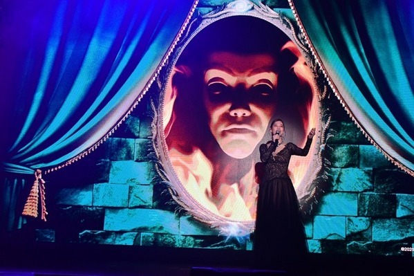 『白雪姫』“女王”月城かなと＆“魔法の鏡”諏訪部順一、受け継がれる名シーンを完全再現