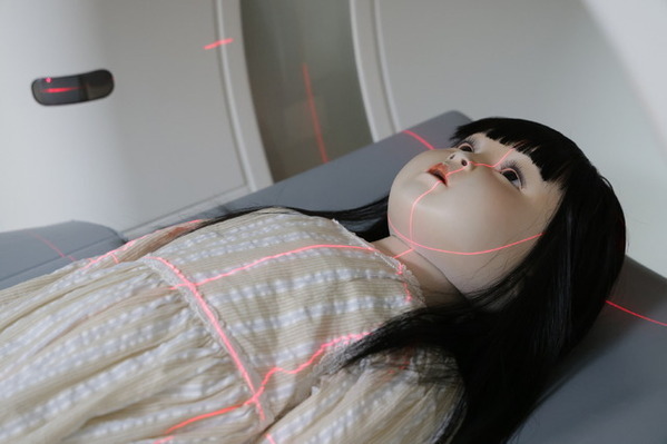 長澤まさみ＆瀬戸康史、謎の人形・アヤちゃんと一緒に…『ドールハウス』場面写真