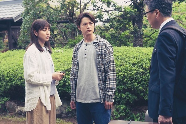 長澤まさみ＆瀬戸康史、謎の人形・アヤちゃんと一緒に…『ドールハウス』場面写真