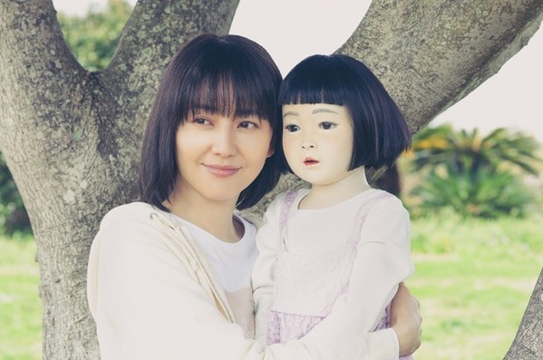 長澤まさみ＆瀬戸康史、謎の人形・アヤちゃんと一緒に…『ドールハウス』場面写真