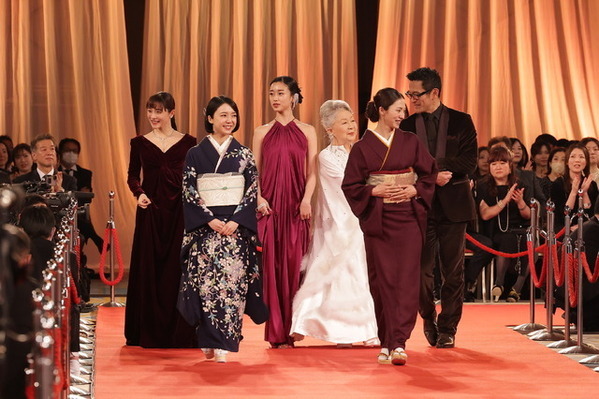 【第48回日本アカデミー賞】綾野剛＆草彅剛＆山口馬木也＆山崎賢人＆横浜流星ら、笑顔でレッドカーペットを闊歩