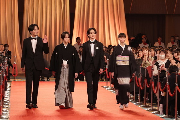 【第48回日本アカデミー賞】綾野剛＆草彅剛＆山口馬木也＆山崎賢人＆横浜流星ら、笑顔でレッドカーペットを闊歩