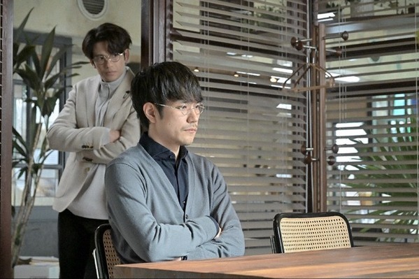 「怪しすぎるだろとは思ってたけど」カラビナのリュックの男の正体に驚きの声…「クジャクのダンス」8話