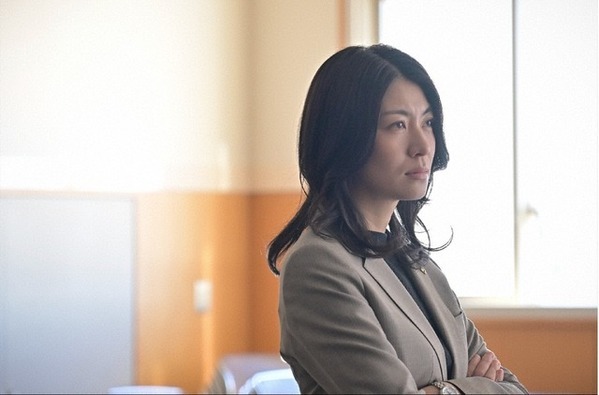 「怪しすぎるだろとは思ってたけど」カラビナのリュックの男の正体に驚きの声…「クジャクのダンス」8話