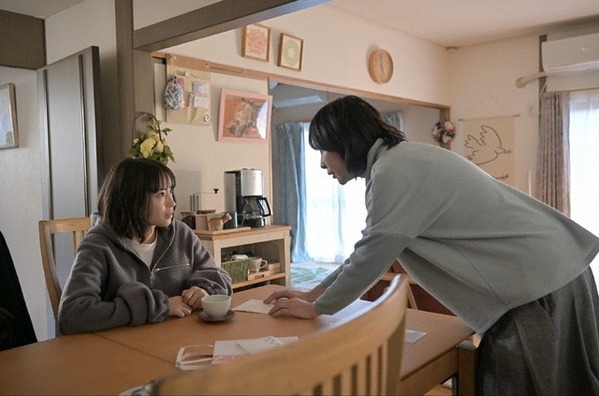 「怪しすぎるだろとは思ってたけど」カラビナのリュックの男の正体に驚きの声…「クジャクのダンス」8話