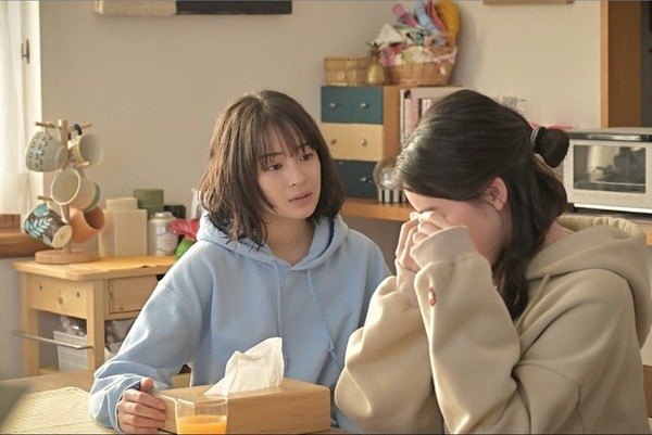 「怪しすぎるだろとは思ってたけど」カラビナのリュックの男の正体に驚きの声…「クジャクのダンス」8話