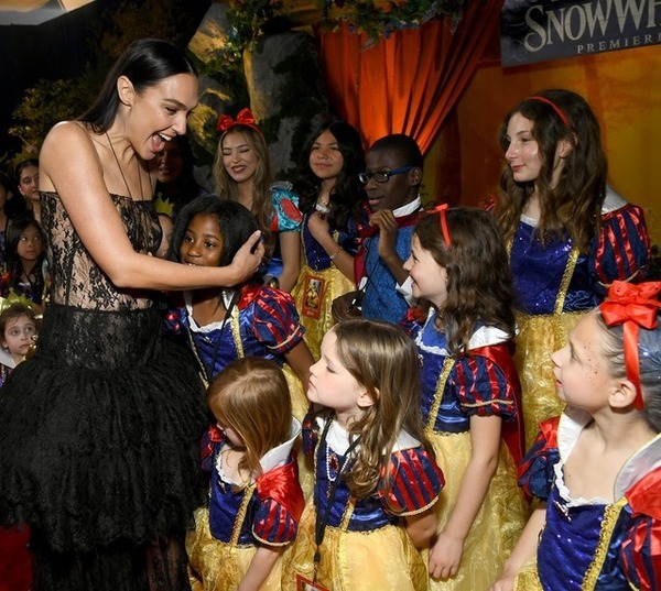 河野純喜『白雪姫』USプレミアに参加！JO1與那城奨＆佐藤景瑚も応援に「プレミアム吹替版を早く見たい」