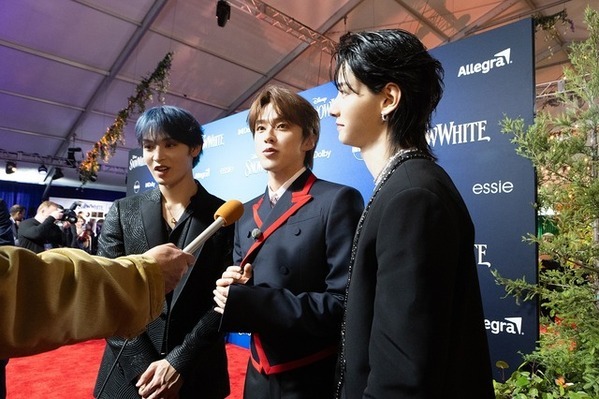 河野純喜『白雪姫』USプレミアに参加！JO1與那城奨＆佐藤景瑚も応援に「プレミアム吹替版を早く見たい」