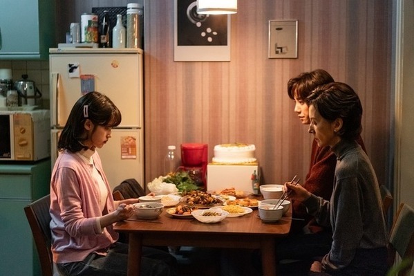 IU＆パク・ボゴムら共演「おつかれさま」物語は後半へ…2人の娘クムミョンが恋に奮闘