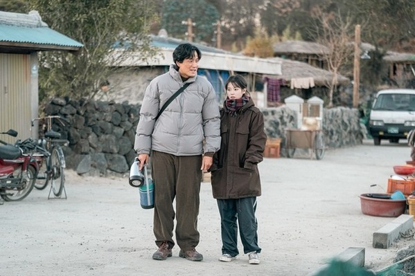 IU＆パク・ボゴムら共演「おつかれさま」物語は後半へ…2人の娘クムミョンが恋に奮闘