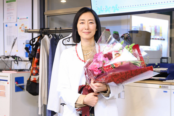 芳根京子「本当に楽しい4か月でした！」、涙のクランクアップ「まどか26歳、研修医やってます！」