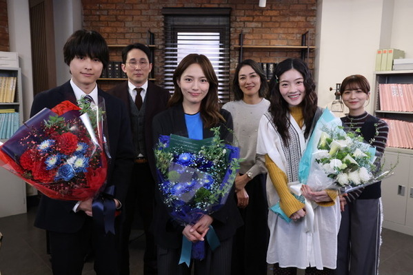 川口春奈＆松村北斗＆田中圭「アンサンブル」クランクアップ