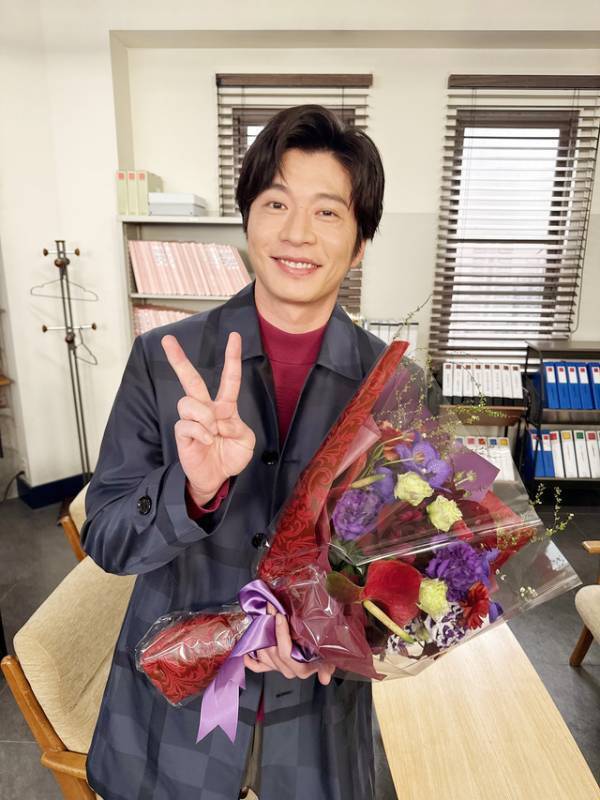 川口春奈＆松村北斗＆田中圭「アンサンブル」クランクアップ