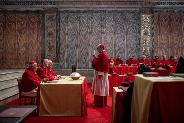 レイフ・ファインズから伊映画界のスターまで『教皇選挙』の国際色豊かなキャスト陣